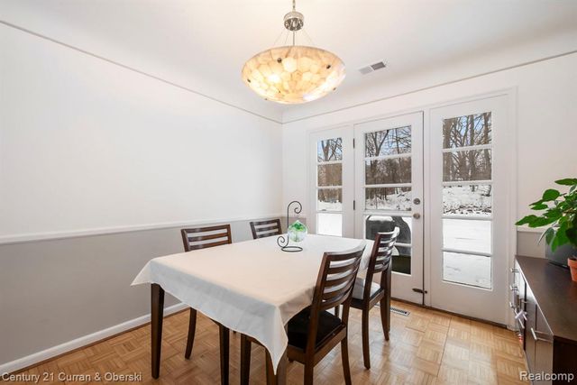 33870 Cotswold Street, Farmington, MI 48335