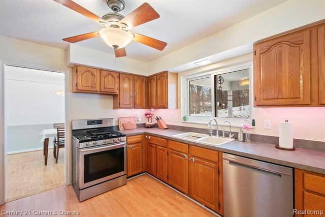 33870 Cotswold Street, Farmington, MI 48335