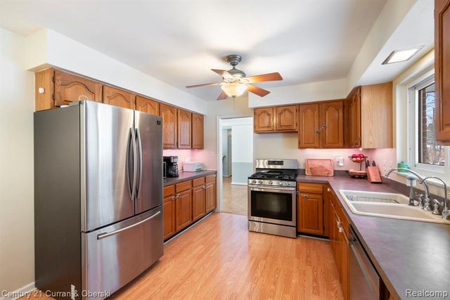 33870 Cotswold Street, Farmington, MI 48335