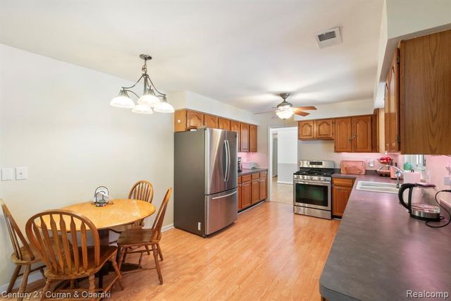 33870 Cotswold Street, Farmington, MI 48335