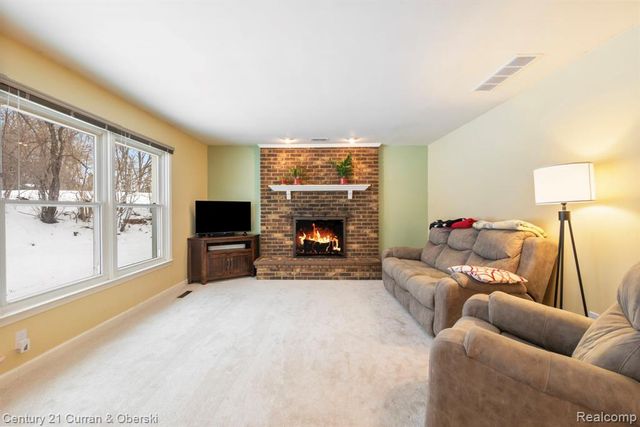 33870 Cotswold Street, Farmington, MI 48335