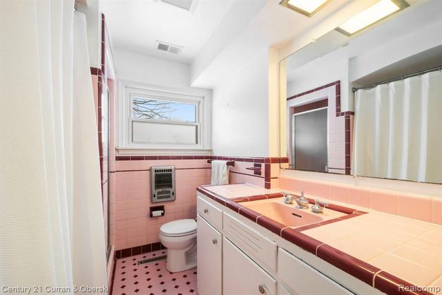 33870 Cotswold Street, Farmington, MI 48335