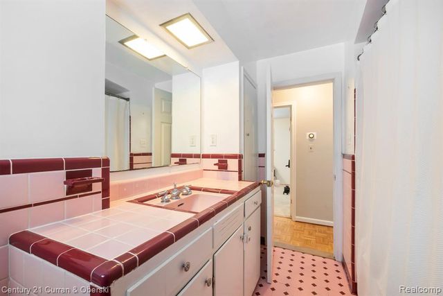 33870 Cotswold Street, Farmington, MI 48335