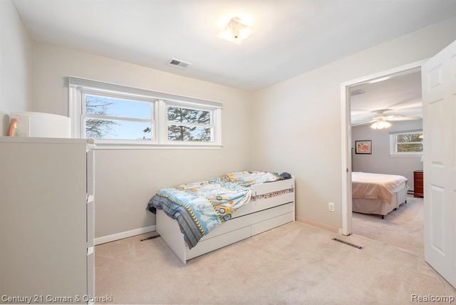 33870 Cotswold Street, Farmington, MI 48335