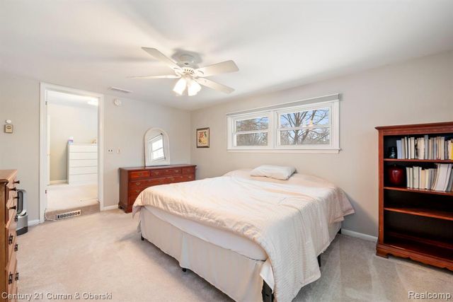 33870 Cotswold Street, Farmington, MI 48335