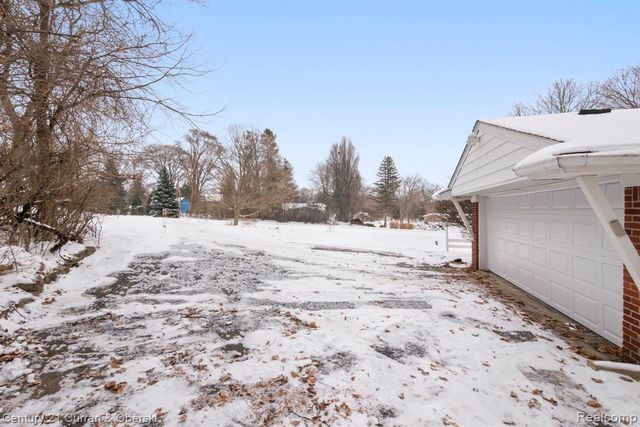 33870 Cotswold Street, Farmington, MI 48335