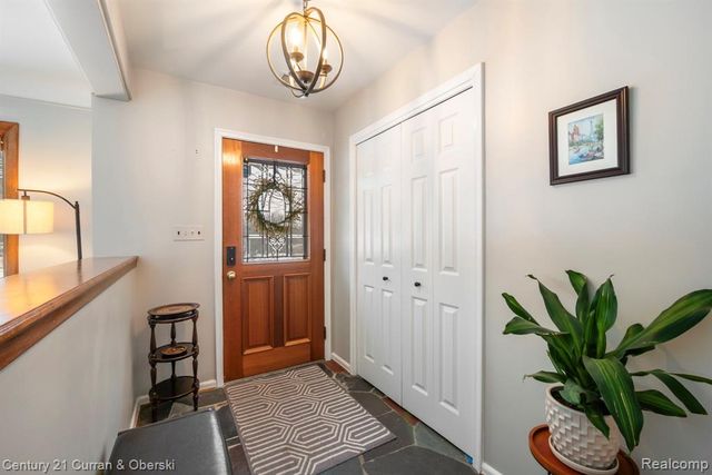 33870 Cotswold Street, Farmington, MI 48335