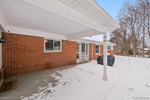 33870 Cotswold Street, Farmington, MI 48335