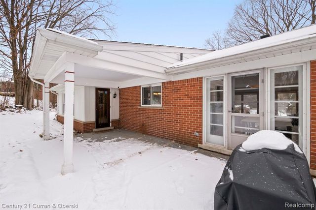 33870 Cotswold Street, Farmington, MI 48335