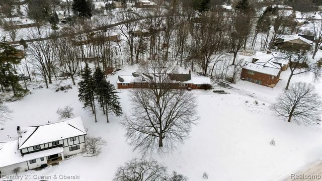 33870 Cotswold Street, Farmington, MI 48335