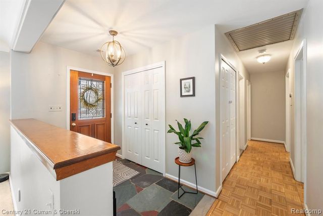 33870 Cotswold Street, Farmington, MI 48335