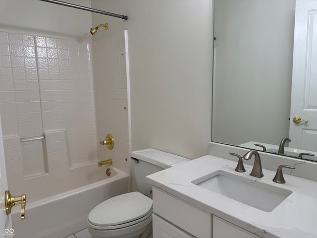 1634 Foxmere Way, Greenwood, IN 46142