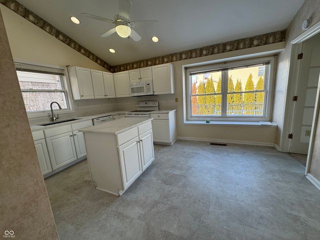 1634 Foxmere Way, Greenwood, IN 46142