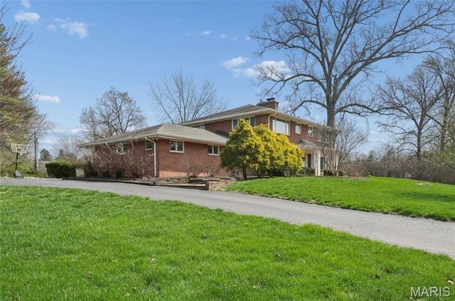 62 Briarcliff, St Louis, MO 63124