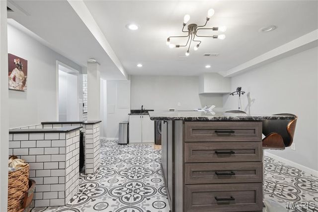 62 Briarcliff, St Louis, MO 63124