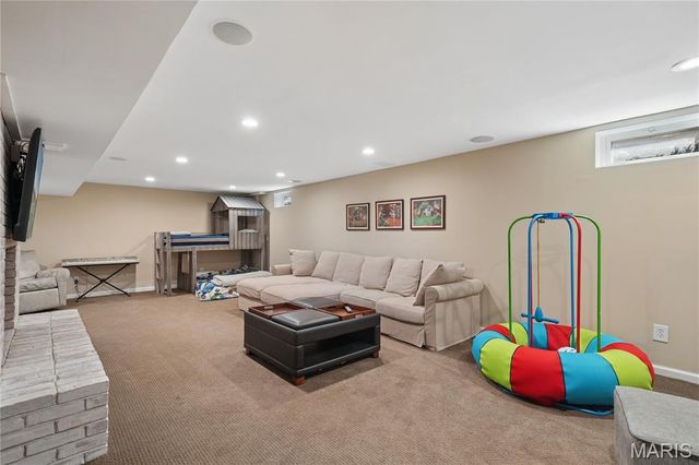 62 Briarcliff, St Louis, MO 63124