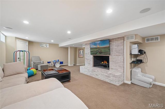 62 Briarcliff, St Louis, MO 63124