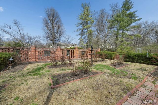 62 Briarcliff, St Louis, MO 63124