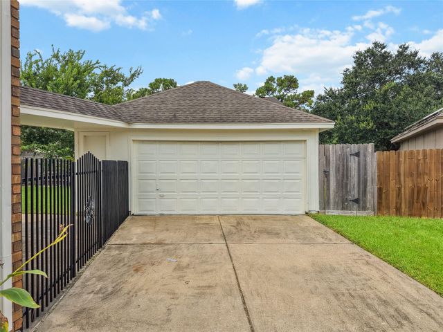 2104 Bay Hill Drive, League City, TX 77573