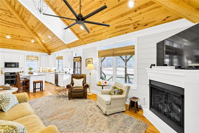 2507 Parker Eller Road, Lansing, NC 28643