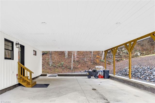 2507 Parker Eller Road, Lansing, NC 28643