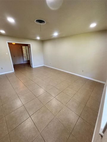 304 Van Winkle Street, Lake Jackson, TX 77566