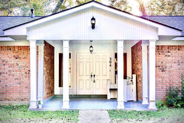 304 Van Winkle Street, Lake Jackson, TX 77566