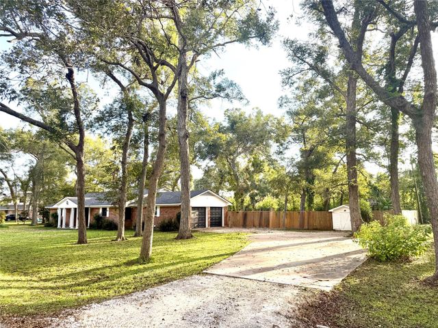 304 Van Winkle Street, Lake Jackson, TX 77566