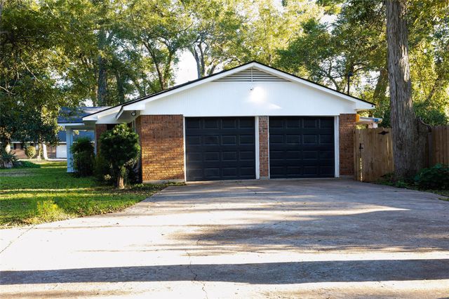 304 Van Winkle Street, Lake Jackson, TX 77566