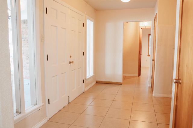 304 Van Winkle Street, Lake Jackson, TX 77566