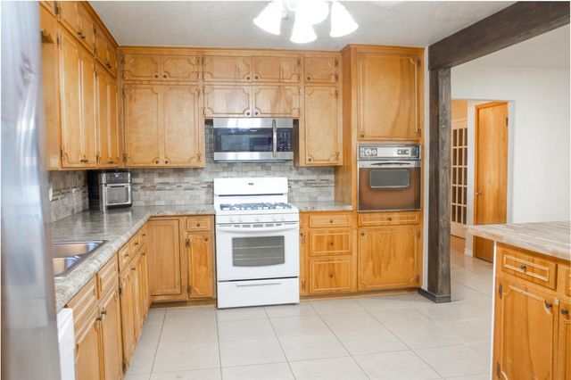 304 Van Winkle Street, Lake Jackson, TX 77566