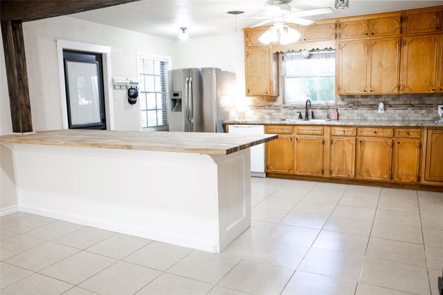 304 Van Winkle Street, Lake Jackson, TX 77566