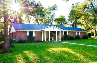 304 Van Winkle Street, Lake Jackson, TX 77566