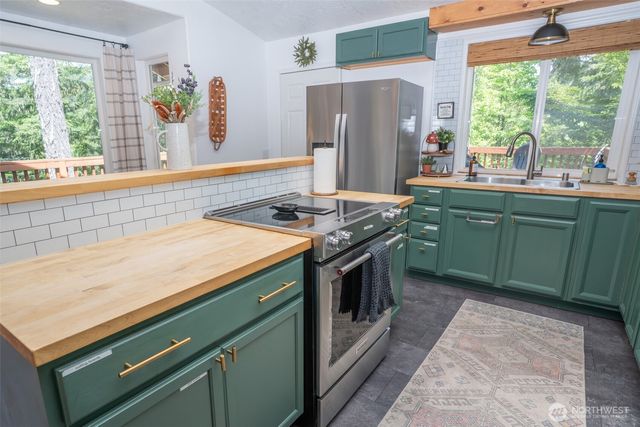 70 N Beaver Place N, Hoodsport, WA 98548