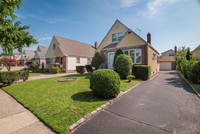 82-53 266th Street, Floral Park, NY 11004