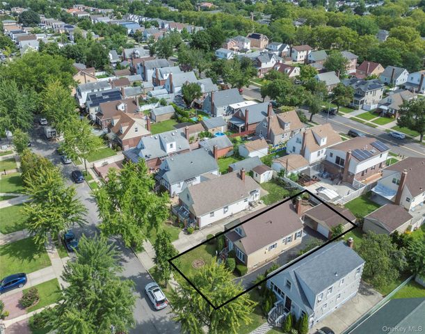 82-53 266th Street, Floral Park, NY 11004