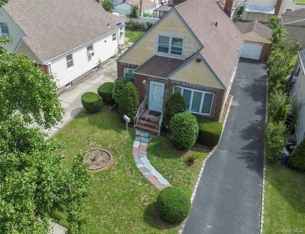 82-53 266th Street, Floral Park, NY 11004