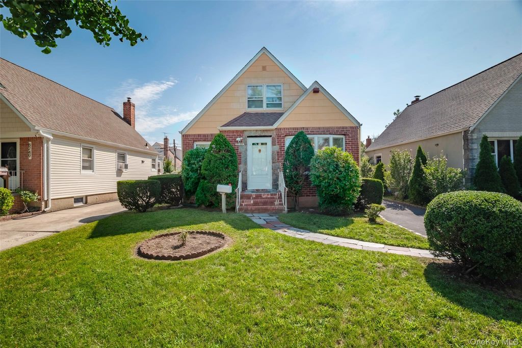 82-53 266th Street, Floral Park, NY 11004