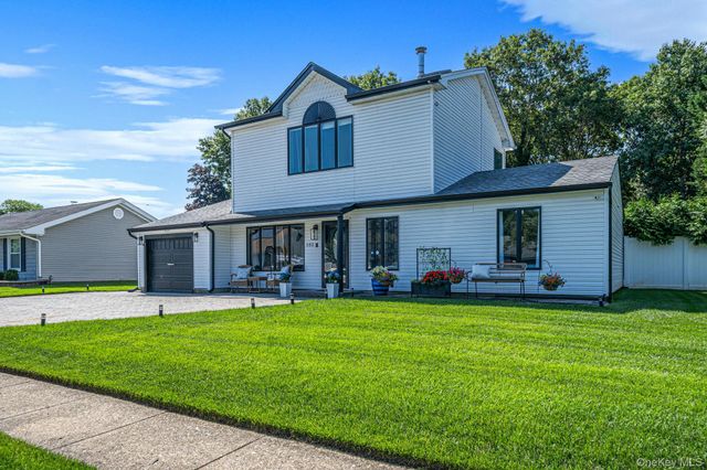 102 Inverness Road, Holbrook, NY 11741