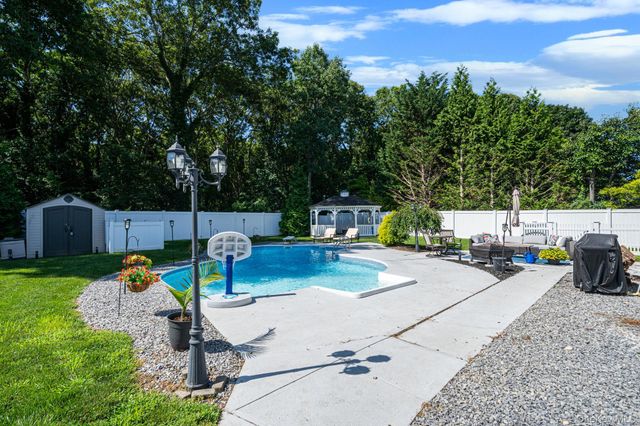 102 Inverness Road, Holbrook, NY 11741