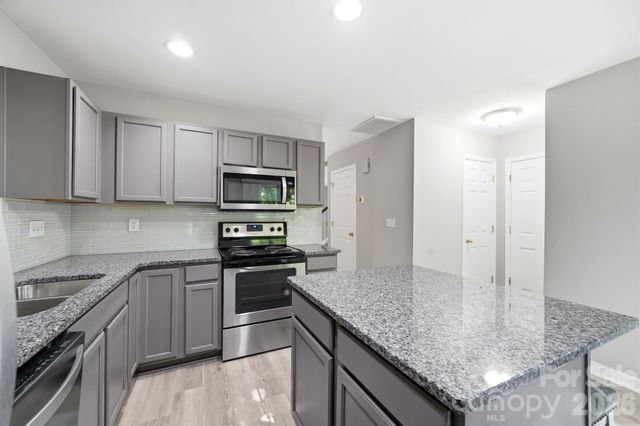 687 Rock Lake Glen, Fort Mill, SC 29715