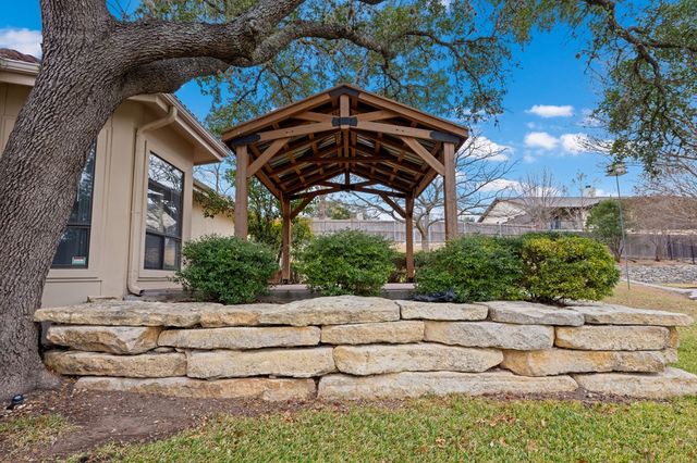 315 Lakewood Dr, Kerrville, TX 78028
