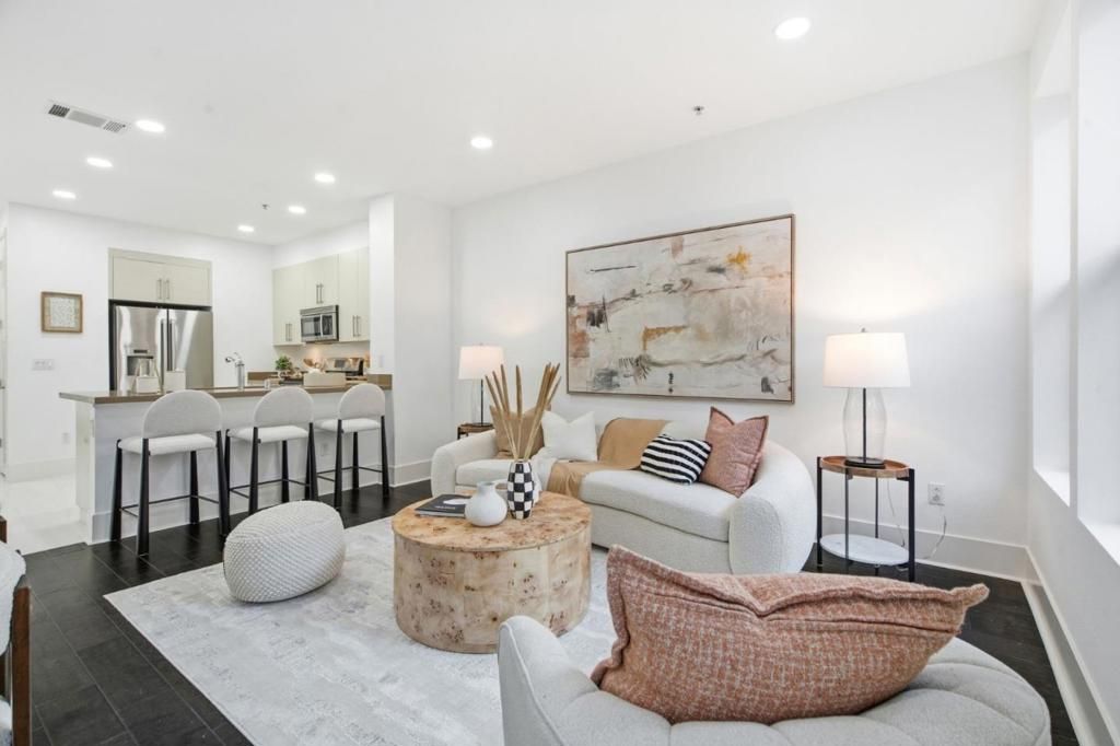 Image 2 of property listing at 820 Altaire Walk, Palo Alto, CA 94303