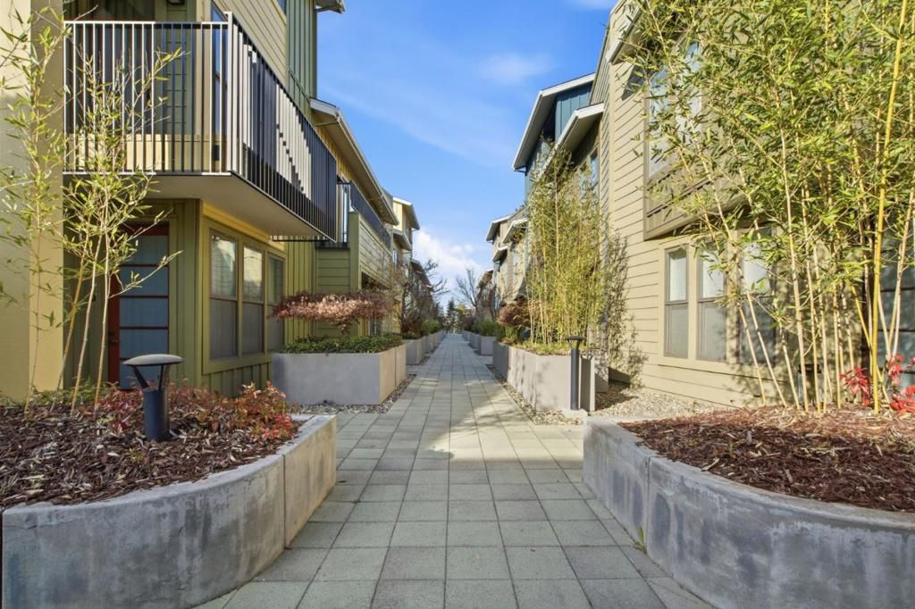 Image 26 of property listing at 820 Altaire Walk, Palo Alto, CA 94303