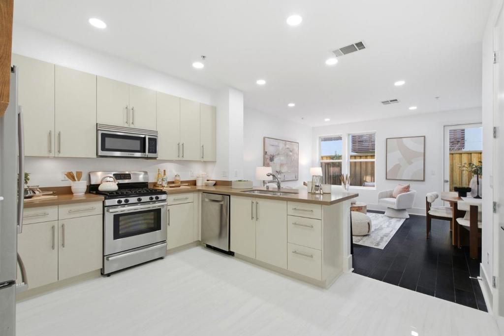 Image 3 of property listing at 820 Altaire Walk, Palo Alto, CA 94303