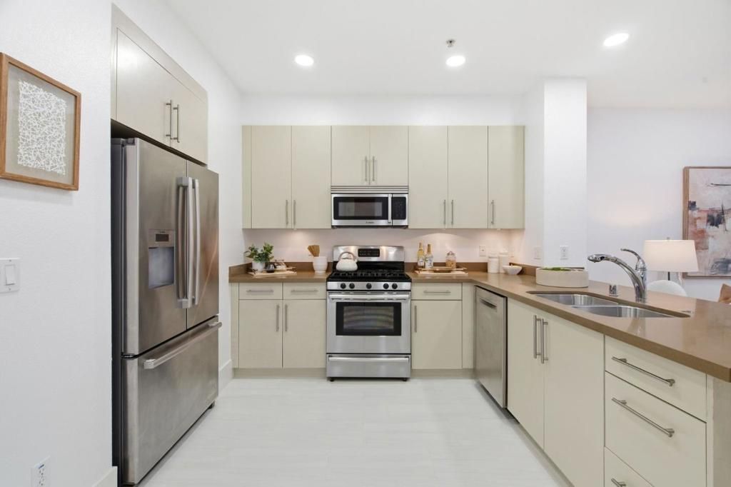 Image 4 of property listing at 820 Altaire Walk, Palo Alto, CA 94303