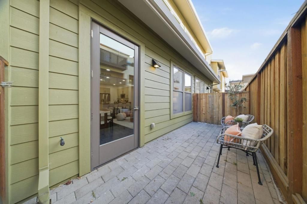 Image 9 of property listing at 820 Altaire Walk, Palo Alto, CA 94303