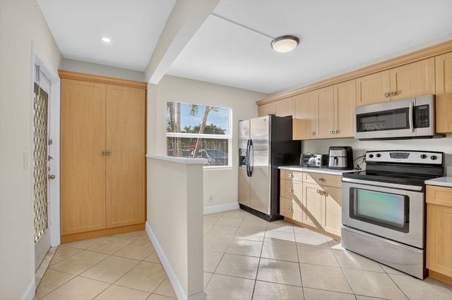 1090 Guildford E 1090, Boca Raton, FL 33434