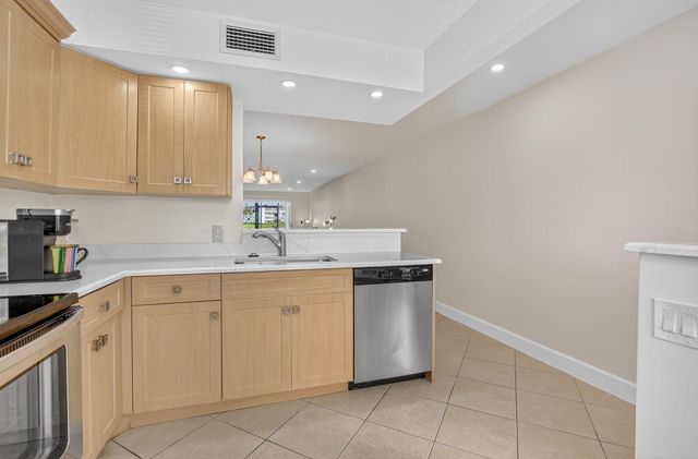 1090 Guildford E 1090, Boca Raton, FL 33434
