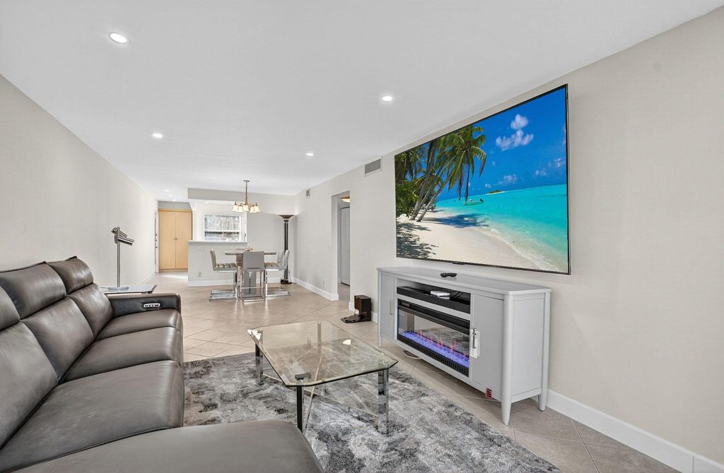 1090 Guildford E 1090, Boca Raton, FL 33434